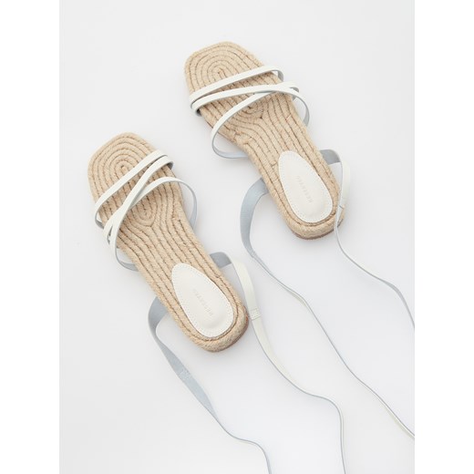 Espadryle damskie Reserved z klamrą płaskie 