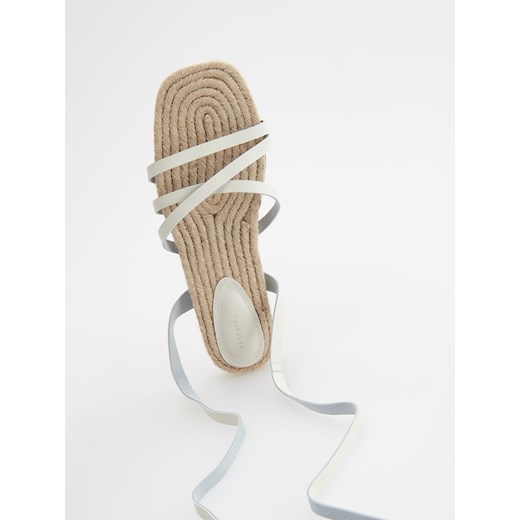 Espadryle damskie Reserved białe płaskie z klamrą casual 