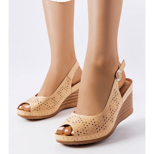 Beżowe ażurowe sandały na koturnie Emeral ze sklepu gemre w kategorii Sandały damskie - zdjęcie 157575852