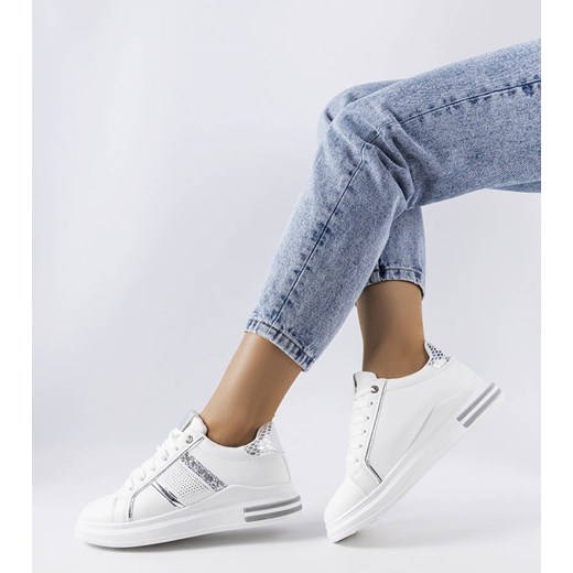 Białe sneakersy zdobione cyrkoniami Xarles ze sklepu gemre w kategorii Trampki damskie - zdjęcie 157578801