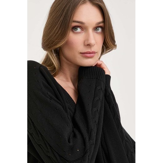 Sweter damski Guess z dekoltem v jesienny