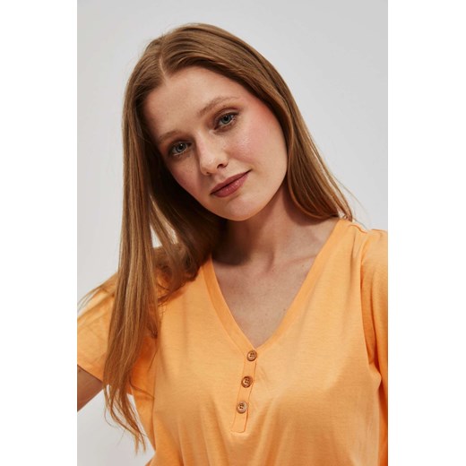 T-shirt z dekoltem w serek brzoskwiniowy ze sklepu Moodo.pl w kategorii Bluzki damskie - zdjęcie 159124620