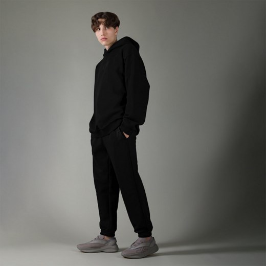 Męskie spodnie dresowe joggery 4F x Robert Lewandowski RL9SS23TTROM571 - czarne Rl9 XXL Sportstylestory.com