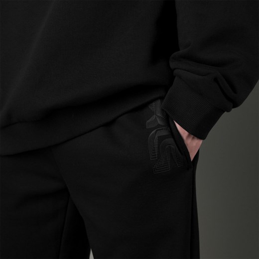 Męskie spodnie dresowe joggery 4F x Robert Lewandowski RL9SS23TTROM571 - czarne Rl9 XL Sportstylestory.com