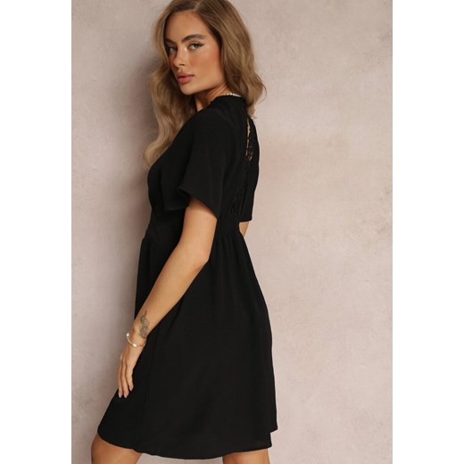 Czarna Sukienka Mini z Gumkami w Pasie i Koronkowym Dekoltem Azriele Renee S promocyjna cena Renee odzież