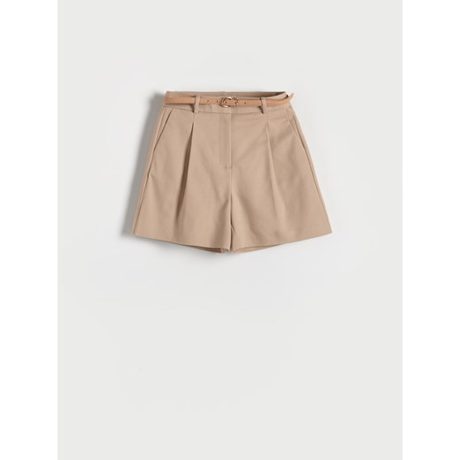 Reserved - Szorty z paskiem z imitacji skóry - Beżowy Reserved S Reserved