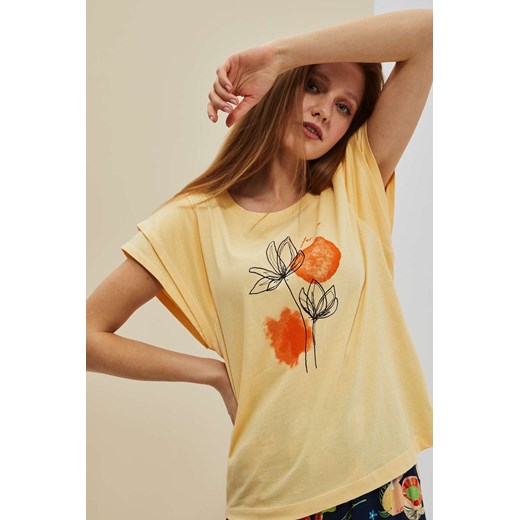 T-shirt z nadrukiem waniliowy ze sklepu Moodo.pl w kategorii Bluzki damskie - zdjęcie 160049850
