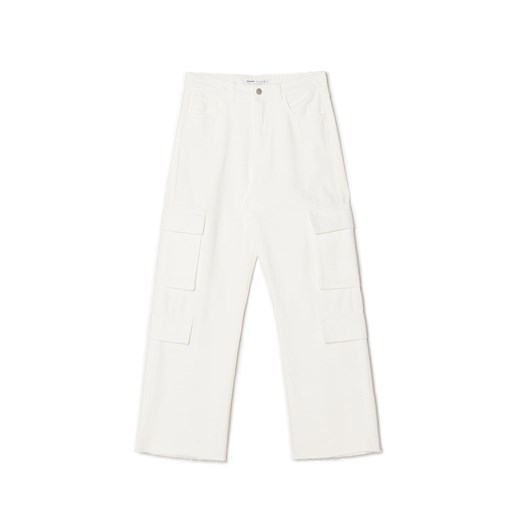 Cropp - Kremowe jeansy cargo - kremowy ze sklepu Cropp w kategorii Jeansy damskie - zdjęcie 160054312