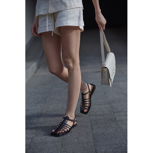 Estro: Czarne sandały damskie ze skóry naturalnej z zakrytymi palcami ze sklepu Estro w kategorii Sandały damskie - zdjęcie 160059021