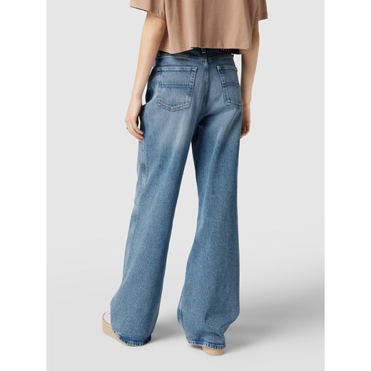 Jeansy o rozkloszowanym kroju z wyhaftowanymi logo model ‘CLAIRE HIGH RISE WIDE’ Tommy Jeans 30/30 Peek&Cloppenburg 