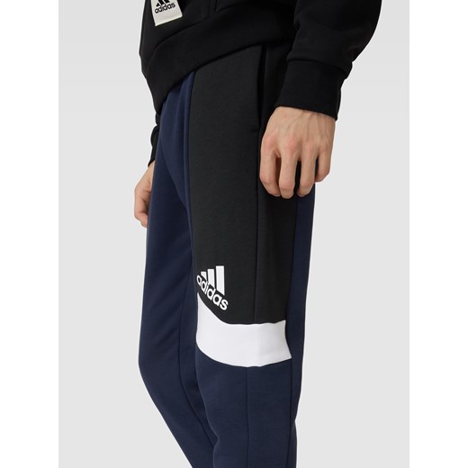 Spodnie dresowe z nadrukiem z logo Adidas Sportswear L okazyjna cena Peek&Cloppenburg 