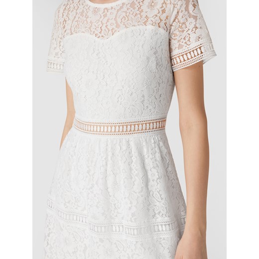 Sukienka Apart Fashion midi biała z krótkim rękawem z okrągłym dekoltem 
