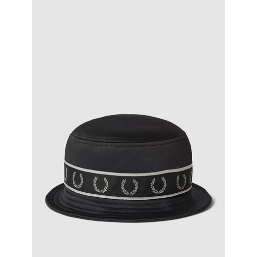 Czapka typu bucket hat z detalem z logo Fred Perry L Peek&Cloppenburg  promocja