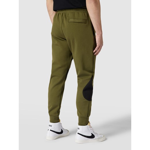 Spodnie dresowe o kroju standard fit ze wstawką z logo Nike L okazyjna cena Peek&Cloppenburg 