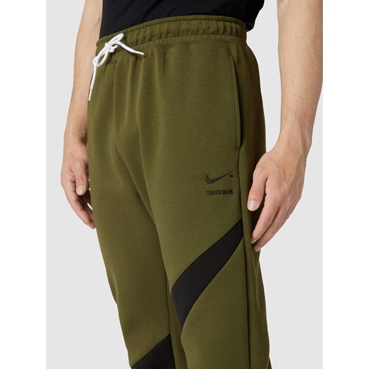 Spodnie dresowe o kroju standard fit ze wstawką z logo Nike L Peek&Cloppenburg  wyprzedaż