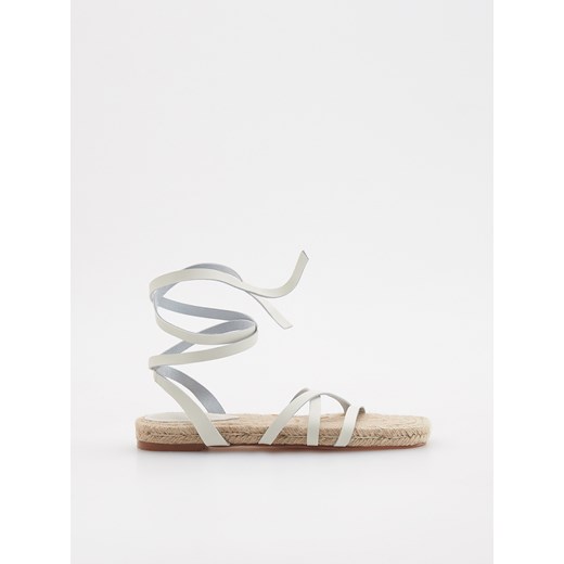 Espadryle damskie Reserved płaskie z klamrą casual 