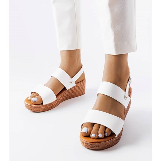 Białe sandały na koturnie Pogibonsi ze sklepu gemre w kategorii Sandały damskie - zdjęcie 160978542