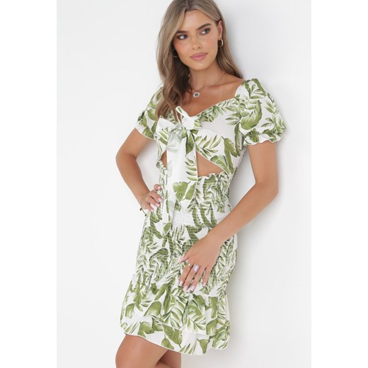 Zielona Dopasowana Sukienka z Głębokim Dekoltem i Falbanką Shile ze sklepu Born2be Odzież w kategorii Sukienki - zdjęcie 161036791