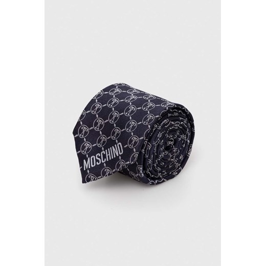 Moschino krawat jedwabny kolor granatowy M5725 55061 ze sklepu ANSWEAR.com w kategorii Krawaty - zdjęcie 161095944