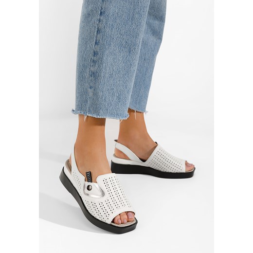 Białe sandały na koturnie Tonara ze sklepu Zapatos w kategorii Sandały damskie - zdjęcie 161186941