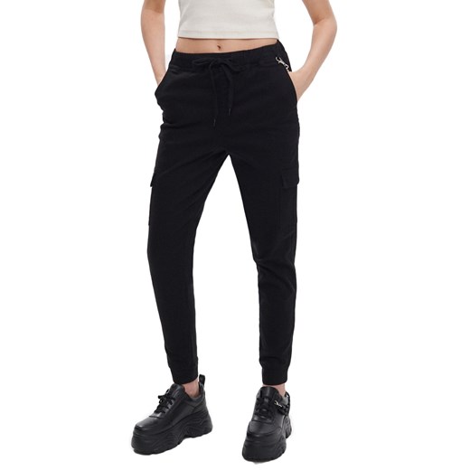 Cropp - Czarne joggery cargo z łańcuchem - czarny ze sklepu Cropp w kategorii Spodnie damskie - zdjęcie 161252730