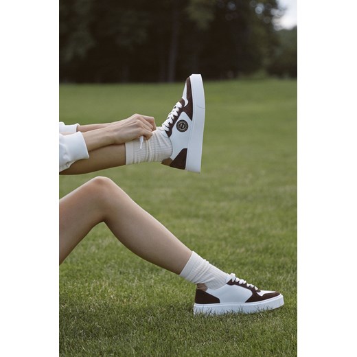 Estro: Brązowo-białe sneakersy damskie ze skóry i weluru naturalnego ze sklepu Estro w kategorii Buty sportowe damskie - zdjęcie 161305731