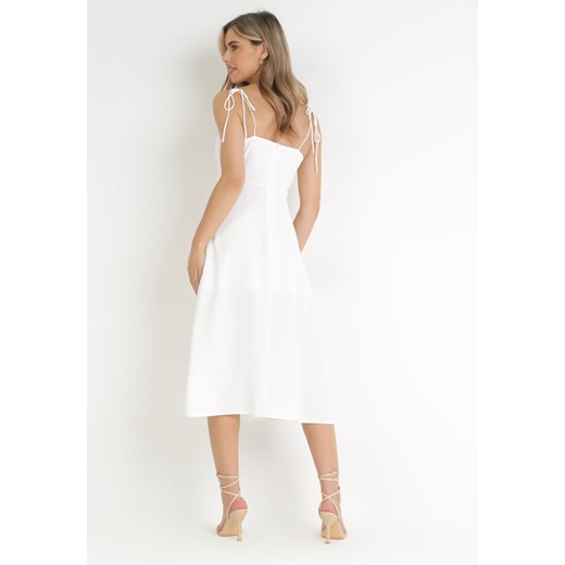 Biała Rozkloszowana Sukienka na Ramiączkach z Rozcięciem Sveame M promocja Born2be Odzież