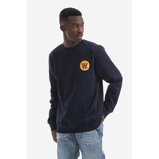 Wood Wood bluza bawełniana Tye Badge męska kolor granatowy z aplikacją 10285603.2424-NAVY ze sklepu PRM w kategorii Bluzy męskie - zdjęcie 161392654