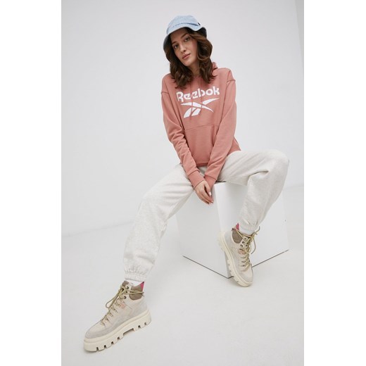 Reebok Bluza HB2293 damska kolor pomarańczowy z kapturem z nadrukiem Reebok M promocja PRM