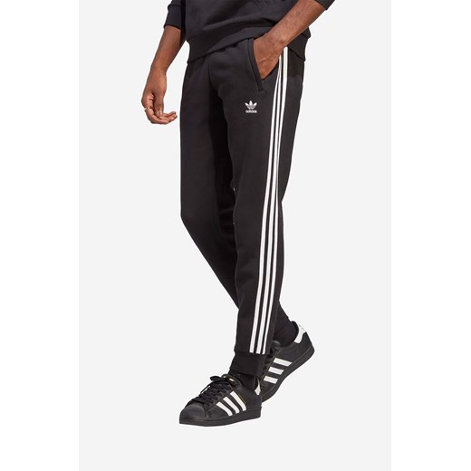 adidas Originals spodnie dresowe kolor czarny z aplikacją IA4794-CZARNY ze sklepu PRM w kategorii Spodnie męskie - zdjęcie 161396764