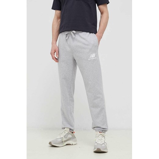 New Balance spodnie dresowe kolor szary z nadrukiem MP31539AG-9AG ze sklepu PRM w kategorii Spodnie męskie - zdjęcie 161403372