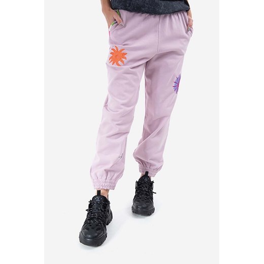 MCQ spodnie dresowe bawełniane Happy damskie kolor fioletowy z aplikacją XS wyprzedaż PRM