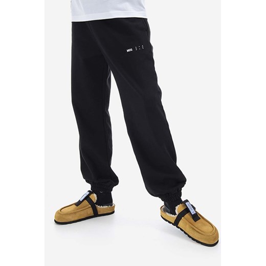 MCQ spodnie dresowe bawełniane kolor czarny gładkie 647262RST931000-BLACK ze sklepu PRM w kategorii Spodnie męskie - zdjęcie 161407990