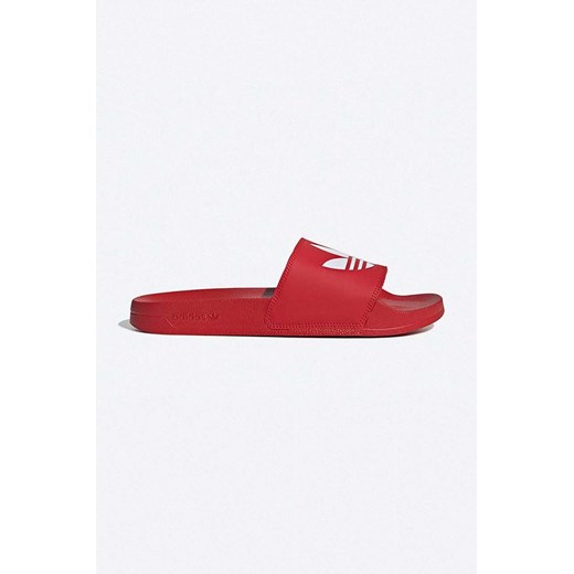 adidas Originals klapki Adilette Lite kolor czerwony FU8296 ze sklepu PRM w kategorii Klapki męskie - zdjęcie 161408664