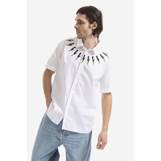 Neil Barett koszula bawełniana Bold Neck Short Sleeve Shirt męska kolor biały regular z kołnierzykiem klasycznym BCM068S.S006S.526-White ze sklepu PRM w kategorii Koszule męskie - zdjęcie 161409691