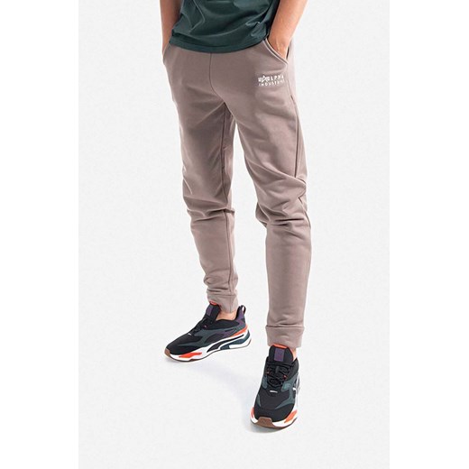 Alpha Industries spodnie dresowe bawełniane kolor brązowy z nadrukiem 118365.628-BRAZOWY ze sklepu PRM w kategorii Spodnie męskie - zdjęcie 161410741