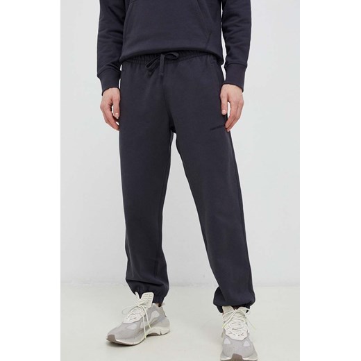 New Balance spodnie dresowe bawełniane kolor szary gładkie MP23551PHM-PHM ze sklepu PRM w kategorii Spodnie męskie - zdjęcie 161412452