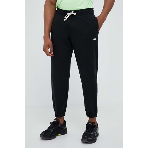 New Balance spodnie dresowe Athletics Remastered kolor czarny gładkie MP31503BK-3BK ze sklepu PRM w kategorii Spodnie męskie - zdjęcie 161415260