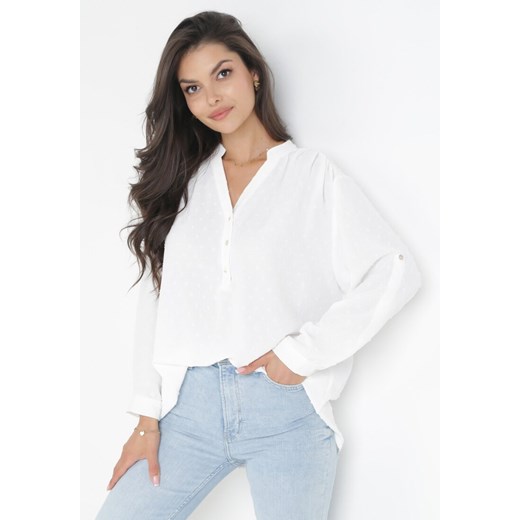 Biała Bluzka z Tkaniny Plumeti z Dłuższym Tyłem Amoretie ze sklepu Born2be Odzież w kategorii Bluzki damskie - zdjęcie 161468393