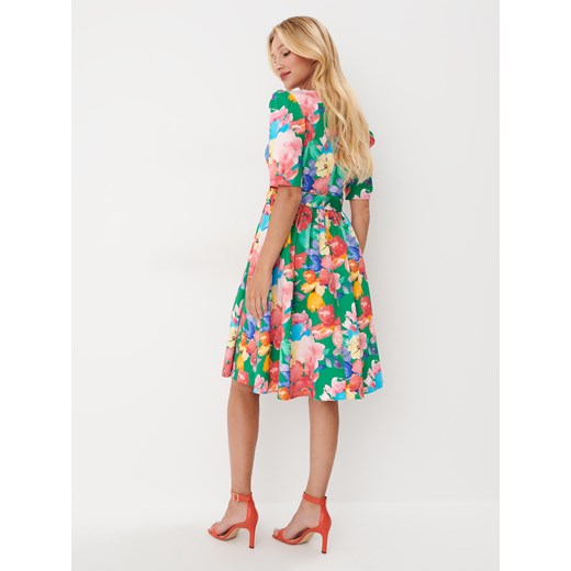 Sukienka wielokolorowa Mohito midi z krótkim rękawem z dekoltem v 