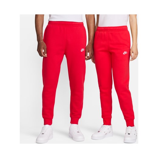 Joggery Nike Sportswear Club Fleece - Czerwony ze sklepu Nike poland w kategorii Spodnie męskie - zdjęcie 161520783