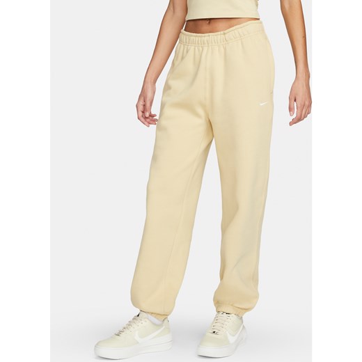 Damskie spodnie z dzianiny Nike Solo Swoosh - Brązowy ze sklepu Nike poland w kategorii Spodnie damskie - zdjęcie 161521301