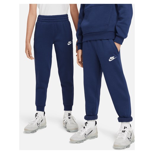Joggery dla dużych dzieci Nike Sportswear Club Fleece - Niebieski ze sklepu Nike poland w kategorii Spodnie chłopięce - zdjęcie 161521822