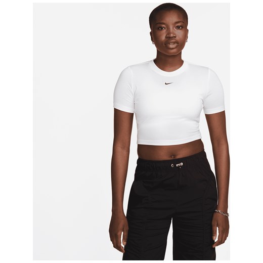 Damski T-shirt o krótkim dopasowanym kroju Nike Sportswear Essential - Biel ze sklepu Nike poland w kategorii Bluzki damskie - zdjęcie 161522411