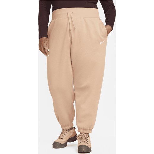 Damskie spodnie dresowe o kroju oversize z wysokim stanem Nike Sportswear Phoenix Fleece (duże rozmiary) - Brązowy ze sklepu Nike poland w kategorii Spodnie damskie - zdjęcie 161522570