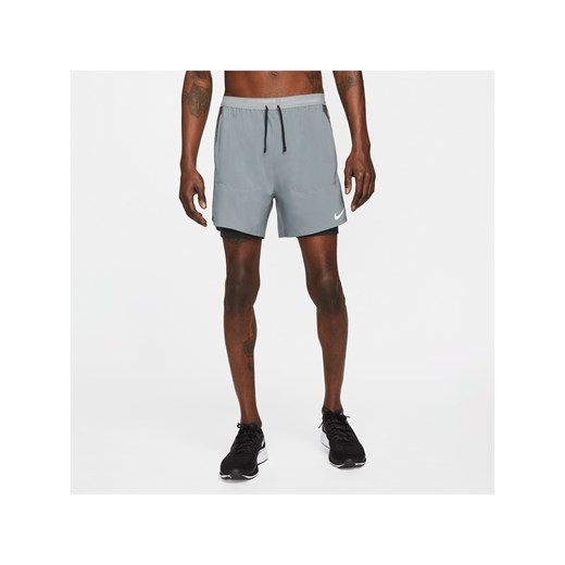Męskie hybrydowe spodenki do biegania Nike Stride Dri-FIT 13 cm - Szary ze sklepu Nike poland w kategorii Spodenki męskie - zdjęcie 161522972