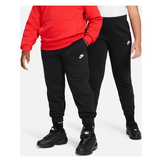 Joggery dla dużych dzieci Nike Sportswear Club Fleece (szersze rozmiary) - Czerń ze sklepu Nike poland w kategorii Spodnie chłopięce - zdjęcie 161524100