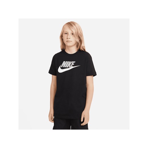 Bawełniany T-shirt dla dużych dzieci Nike Sportswear - Czerń ze sklepu Nike poland w kategorii T-shirty chłopięce - zdjęcie 161524171