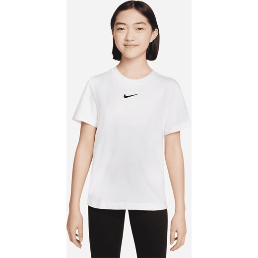 T-shirt dla dużych dzieci (dziewcząt) Nike Sportswear - Biel ze sklepu Nike poland w kategorii Bluzki dziewczęce - zdjęcie 161526170