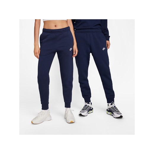 Joggery Nike Sportswear Club Fleece - Niebieski ze sklepu Nike poland w kategorii Spodnie męskie - zdjęcie 161526310